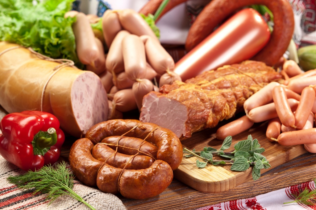 Мясные изделия в магазине мяса Мясные изделия в магазине мяса